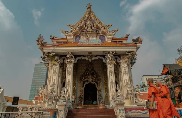 İki Budist keşiş, Wat Pariwas Tapınağı 'nda (Pariwas Tapınağı) namaz kılmak için Ana Vihan Budist Tapınağı' na giriyor. İyi akşamlar İlahi. Tam olarak odaklanamıyorum..