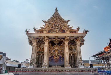 Stucco, Wat Pariwas 'ın Budizm tapınağında Budizm hakkında bir figür. Paris tapınağı Bangkok, Tayland 'da harika ve güzel bir tapınaktır. Seçici odak.