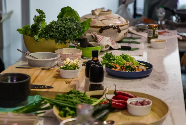 房间中央有一个餐桌 桌上放满了烹调用的配料 食物健康生活方式的概念 没有重点 特别是 — 图库照片