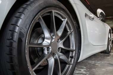 Wheel of White Sports Car 'ın yakın çekimi. Seçici odak.
