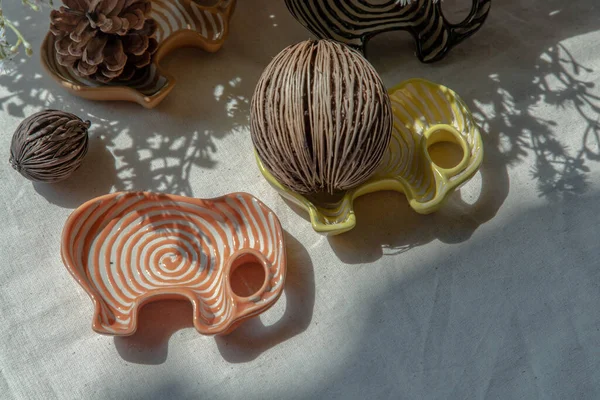一套大象形状的陶瓷杯和干豆的种子装饰的房子漂亮 用于浸泡酱汁的象形杯子 复制空间 选择性焦点 — 图库照片