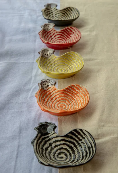 一套小鸡形状的陶瓷杯装饰房子漂亮 浸渍酱汁用鸡笼形杯 复制空间 选择性焦点 — 图库照片