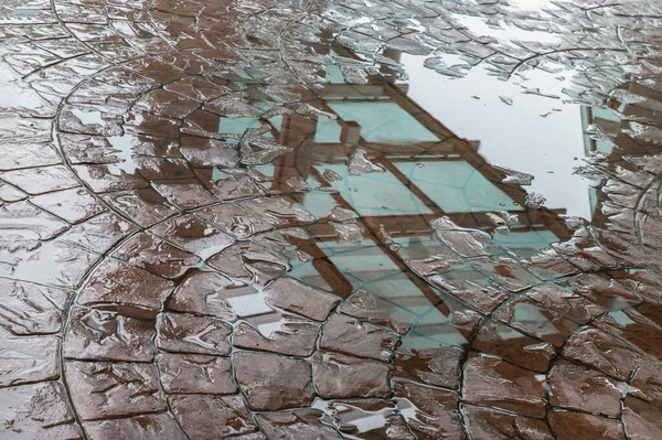 Loopbrug Vloer Regen Hun Reflecties Zijn Zien Het Water Kopieerruimte — Stockfoto