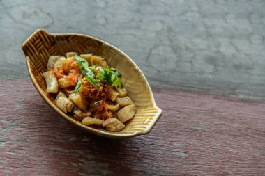 Domuz yağından ya da acılı, tatlı soslu ve seramik kasede kızartılmış domuz kıtır kıtır domuz eti. Lezzetli bir aperatif. Boşluğu kopyala, Seçici odak.