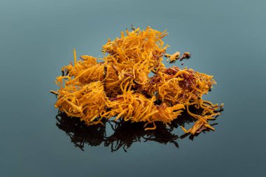 Mavi masadaki doğranmış tatlı patatesle kaplı Tayland tatlıları (kızarmış patatesten yapılmış Tayland tatlıları). Spce kopyala, Seçmeli odak.