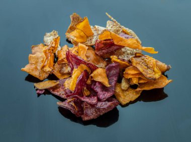 Mavi masada dilimlenmiş tatlı patatesle kaplı Tayland tatlıları (patates cipsi). Spce kopyala, Seçmeli odak.