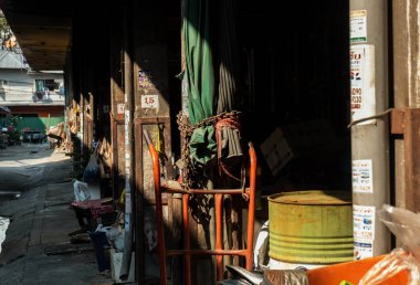 Bangkok, Tayland - 28 Şubat 2021: eski pazarın arkasındaki depo. Seçici odak.