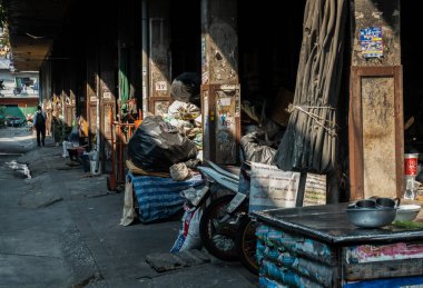 Bangkok, Tayland - 28 Şubat 2021: eski pazarın arkasındaki depo. Seçici odak.