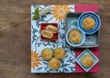 Geleneksel Asya pastası ya da hediye kare kutusunda Tao Sor. Çin tatlısı, Çin fasulyesi ezmesi, taro ve tuzlu yumurta ile dolu, Phuket Tayland 'da popüler bir aperatif Çin kaynaklı, seçici odaklı..