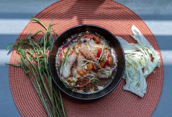 Thaise Papaya Pittige Salade Som Tum Meng Gegrilde Varkensvlees Nek — Stockfoto
