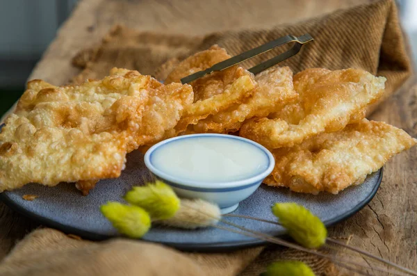 自制甜脆的泰式罗提 泰式煎饼 用甜凝乳在陶瓷盘上食用 美味的泰国甜点 有选择的重点 — 图库照片