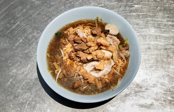 Macarrão Instantâneo Sopa Carne Porco Assada Com Bolas Porco Sulcos — Fotografia de Stock