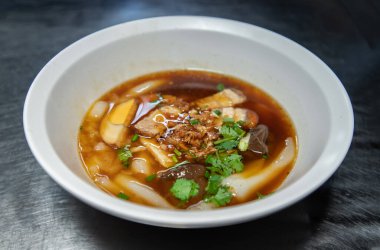 Çin usulü şehriye çorbası, çıtır domuz eti, haşlanmış yumurta, beyaz kasede domuz kanı. Tayland dilinde Kuay-Jab, kopyalama alanı, Tayland 'da Asya yemekleri ve sokak yemekleri.