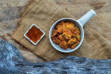 Kızarmış balık köftesi ya da kızarmış balık keki (Tod mun pla) Tatlı soslu servis. Beyaz tabakta Tayland yemeği, Asya yemeği tarzı, Üst Manzara, Seçici Odaklanma.
