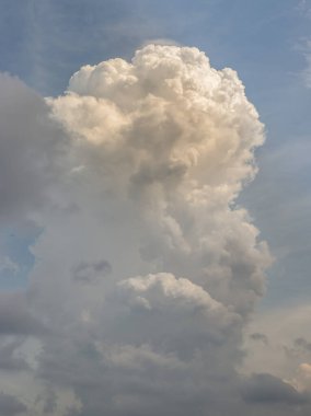 Bulutlu güzel gökyüzü, öğleden sonra güneşten parlayan ışık. Bulutun yumuşaklığı bir rahatlama hissi yaratır. Boşluğu kopyala, özellikle odak yok..