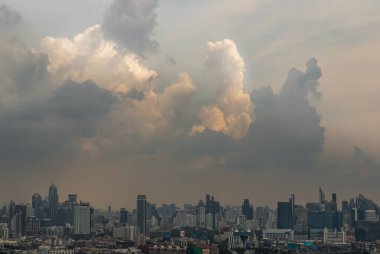 Bangkok, Tayland - 16 Nisan 2021: Öğleden sonra iş bölgesinde gökdelenleri olan Bangkok 'un güzel gökyüzü ve bulut manzarası. Seçici odak.