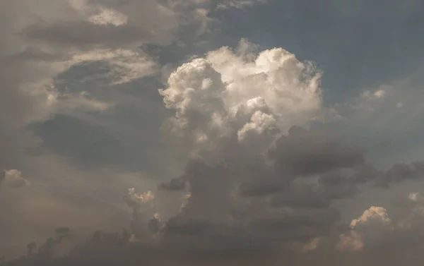 Matahari Bersinar Melalui Awan Awan Langit Bentuk Awan Membangkitkan Imajinasi — Stok Foto