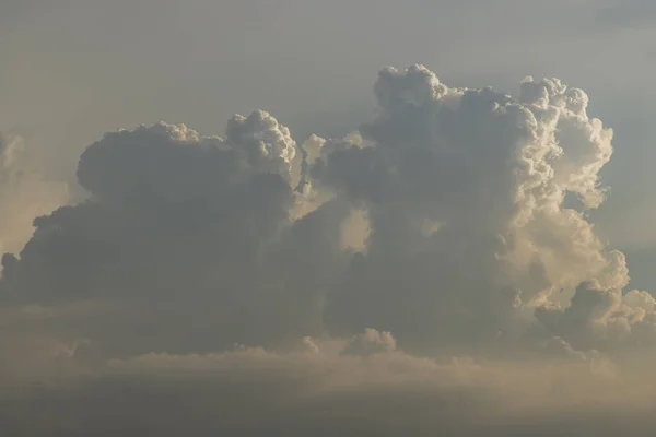 Сонце Світить Крізь Хмари Небі Форма Хмар Викликає Уяву Творчість — стокове фото