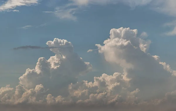 Sol Brilha Através Das Nuvens Céu Forma Das Nuvens Evoca — Fotografia de Stock