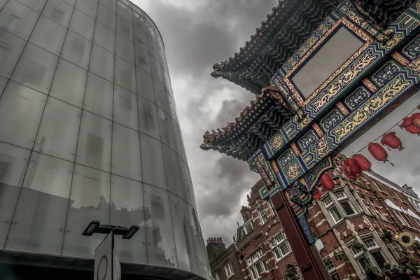 Londres Inglaterra Março 2019 Contraste Moderno Edifício Vidro Com Portão — Fotografia de Stock