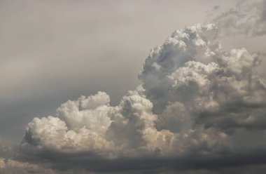 Güneş gökyüzündeki bulutların arasından parlıyor. Bulutların şekli hayal gücünü ve yaratıcılığı çağrıştırıyor. Harika görünen duvar kağıtları olarak kullanılabilirler. Uzayı kopyala, özellikle odak yok..