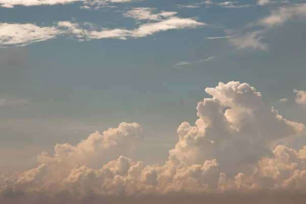 Matahari Bersinar Melalui Awan Awan Langit Bentuk Awan Membangkitkan Imajinasi — Stok Foto