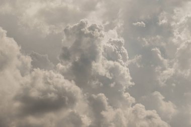 Güneş gökyüzündeki bulutların arasından parlıyor. Bulutların şekli hayal gücünü ve yaratıcılığı çağrıştırıyor. Harika görünen duvar kağıtları olarak kullanılabilirler. Uzayı kopyala, özellikle odak yok..