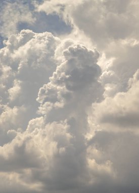 Güneş gökyüzündeki bulutların arasından parlıyor. Bulutların şekli hayal gücünü ve yaratıcılığı çağrıştırıyor. Harika görünen duvar kağıtları olarak kullanılabilirler. Uzayı kopyala, özellikle odak yok..