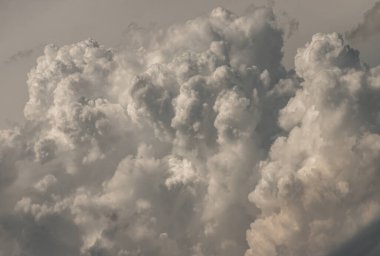 Güneş gökyüzündeki bulutların arasından parlıyor. Bulutların şekli hayal gücünü ve yaratıcılığı çağrıştırıyor. Harika görünen duvar kağıtları olarak kullanılabilirler. Uzayı kopyala, özellikle odak yok..