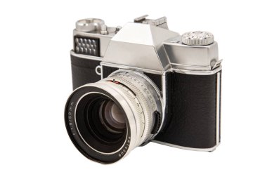 Beyaz arkaplanda kırpma yolu ile izole edilmiş klasik bir fotoğraf makinesi. Eski kamera ve hafıza fikri, kenar görüş, seçici odaklanma.