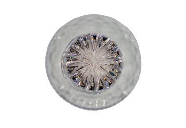 Cam şişe üzerindeki kristal cam tıpanın üst görüntüsü kesme yolu olan beyaz arka planda izole edilmiş. Seçici odak.