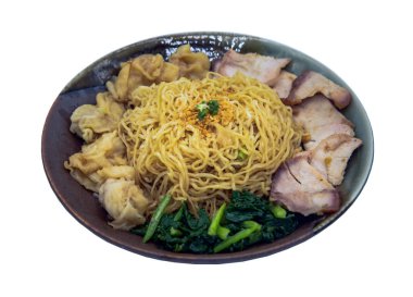 Yumurta Eriştesi, kızarmış domuz eti ve Wonton tabakta beyaz arka planda kırpma yolu ile izole edilmiş. Çin yemeği, seçici odaklanma..