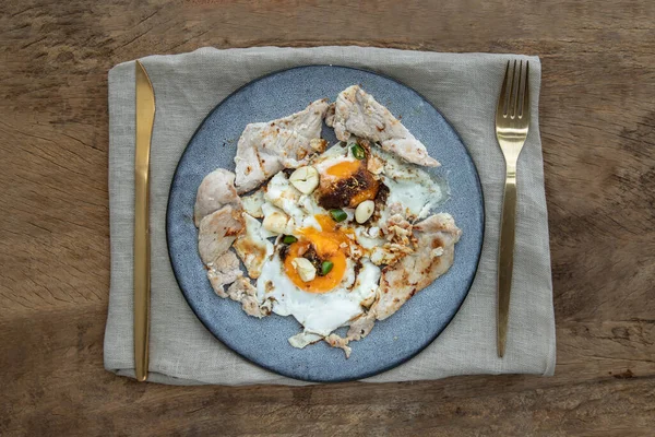 Desayuno Con Huevo Frito Cerdo Asado Espolvorear Ajo Chile Plato — Foto de Stock