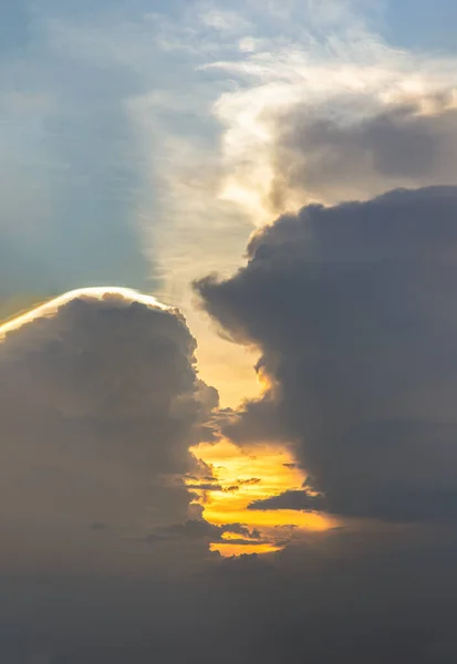 Prachtige Zonsondergang Hemel Boven Wolken Met Dramatisch Licht Prachtig Stralend — Stockfoto