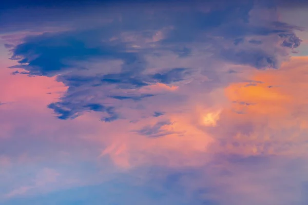 美丽的夕阳西下的天空闪烁着戏剧性的光芒 美丽的日落美景 地平线 保暖色彩 复制空间 选择性聚焦 — 图库照片