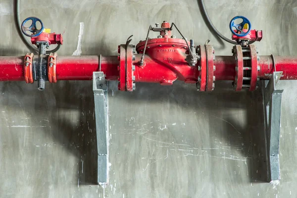 Rode Water Gasleiding Met Hekdrukventiel Betonnen Wand Industriële Buizen Kleppen — Stockfoto