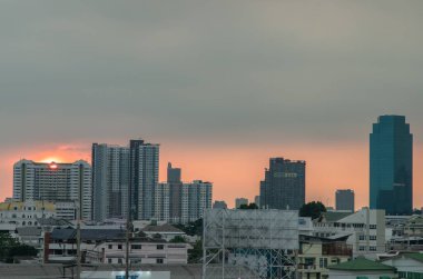 Bangkok, Tayland - 09 Mayıs 2021: Gün batımından önceki güzel gökdelen manzarasının hava manzarası günün geri kalanı için rahatlatıcı bir his yaratıyor. Seçici odak.