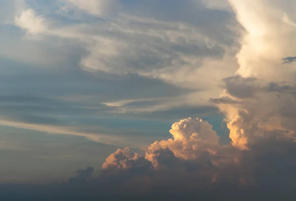 Naplemente Előtt Felhők Felett Drámai Fény Gyönyörű Ragyogó Naplemente Táj — Stock Fotó
