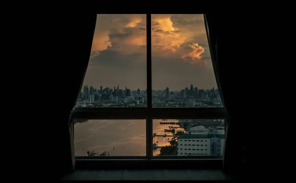 2021年5月10日 泰国曼谷 美丽的城市 傍晚有江景 可以透过玻璃窗看到在卧室的边角处 有选择的重点 — 图库照片
