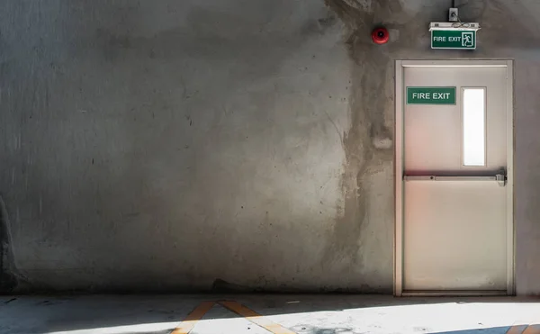 Branddeur Voor Noodgeval Met Alarm Voor Veiligheid Van Het Parkeergebouw — Stockfoto