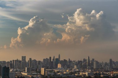 Bangkok, Tayland - 09 Mayıs 2021: Gün batımından önceki güzel gökdelen manzarasının hava manzarası günün geri kalanı için rahatlatıcı bir his yaratıyor. Seçici odak.