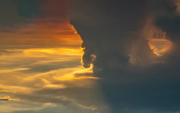 Céu Bonito Por Sol Acima Das Nuvens Com Luz Dramática — Fotografia de Stock