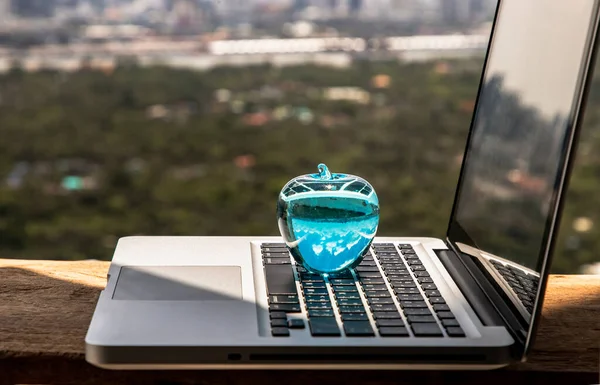Glaskristallblauer Apfel Auf Laptop Tastatur Auf Einem Holztisch Balkon Und — Stockfoto