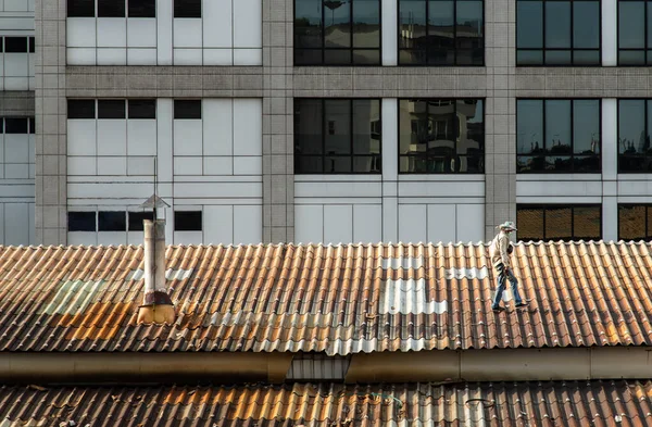 タイのバンコク 5月2021 破損した工場屋根のタイルを修復するハンディマン労働者 選択的焦点 — ストック写真
