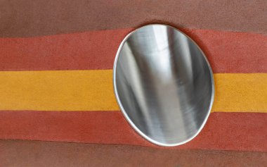 Çocuğun oyun alanındaki tünele yakın çekim. Çocuklar kapalı alanda oynuyorlar. Boşluğu kopyala, Seçici odak.