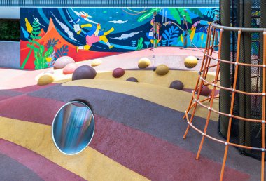 Bangkok, Tayland - 20 Mayıs 2021: çocuğun oyun parkındaki tünel. Çocuklar kapalı alanda oynuyorlar. Seçici odak.