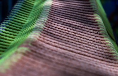 Örülmüş renkli ipler, yumuşak ve esnek ip. Düzenli bir şekilde örülmüş güzel pamuk ip ve sığ alan derinliği, renkli arkaplan ya da duvar kağıdı. Boşluğu kopyala, Seçici odak.