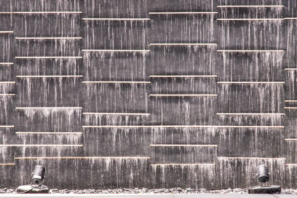 Ein Niedriger Wasserfall Fließt Durch Schwarze Steinplatten Für Hintergrund Oder — Stockfoto