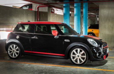 Bangkok, Tayland - 27 Mayıs 2021: Otoparka park edilmiş güzel siyah fıçı manzarası. Seçici odak.