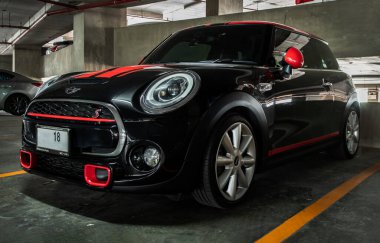 Bangkok, Tayland - 27 Mayıs 2021: Otoparka park edilmiş siyah mini fıçı manzarası. Seçici odak.